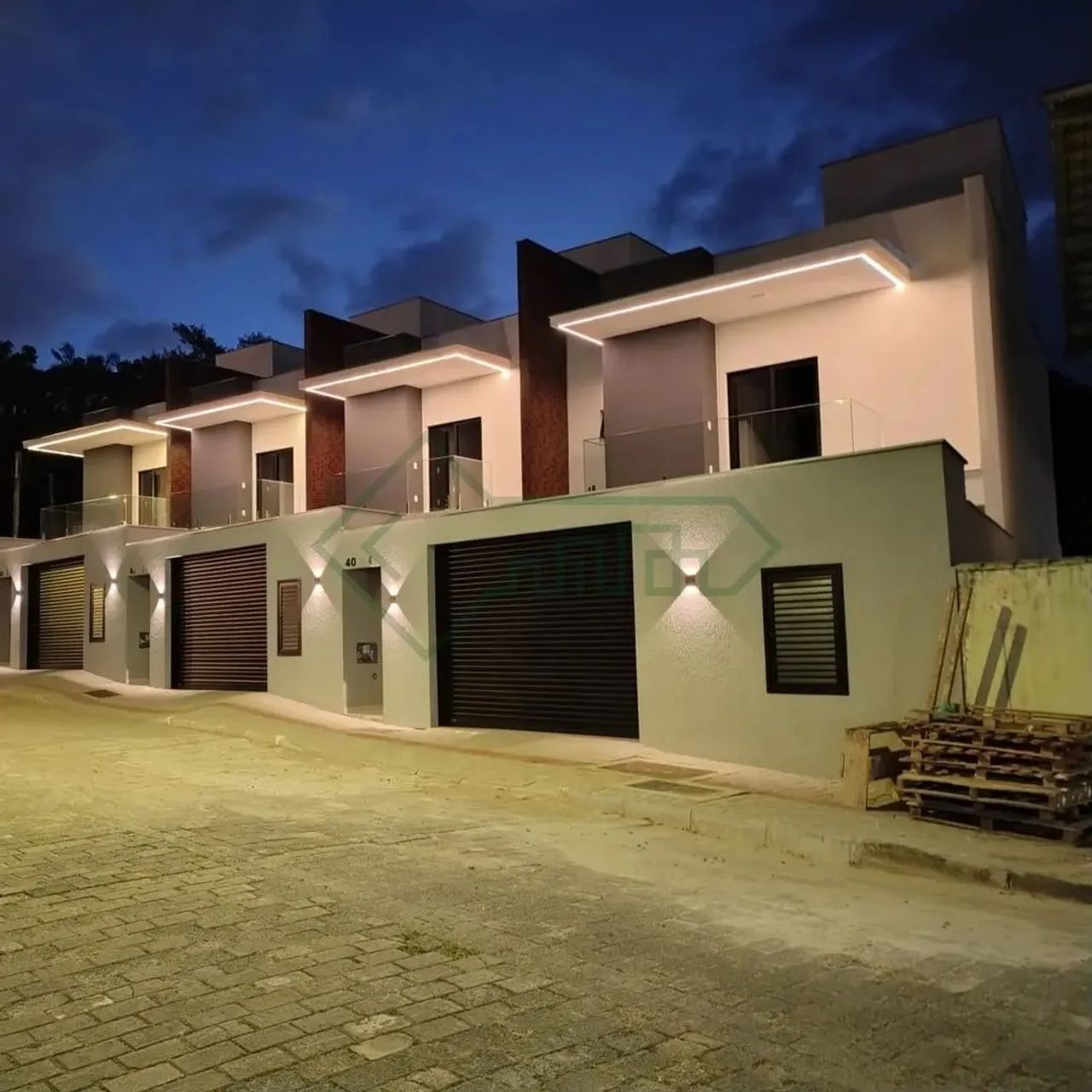 LINDO SOBRADO DE ESQUINA NO AMÉRICA | 3 SUÍTES | 2 VAGAS COBERTAS | PISCINA COM DECK - Foto 2
