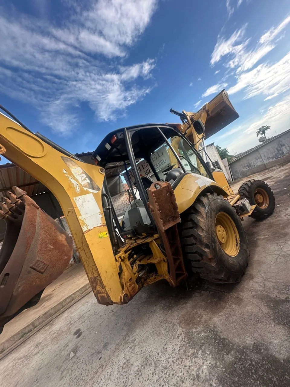 Retroescavadeira cat 416e disponível para locação