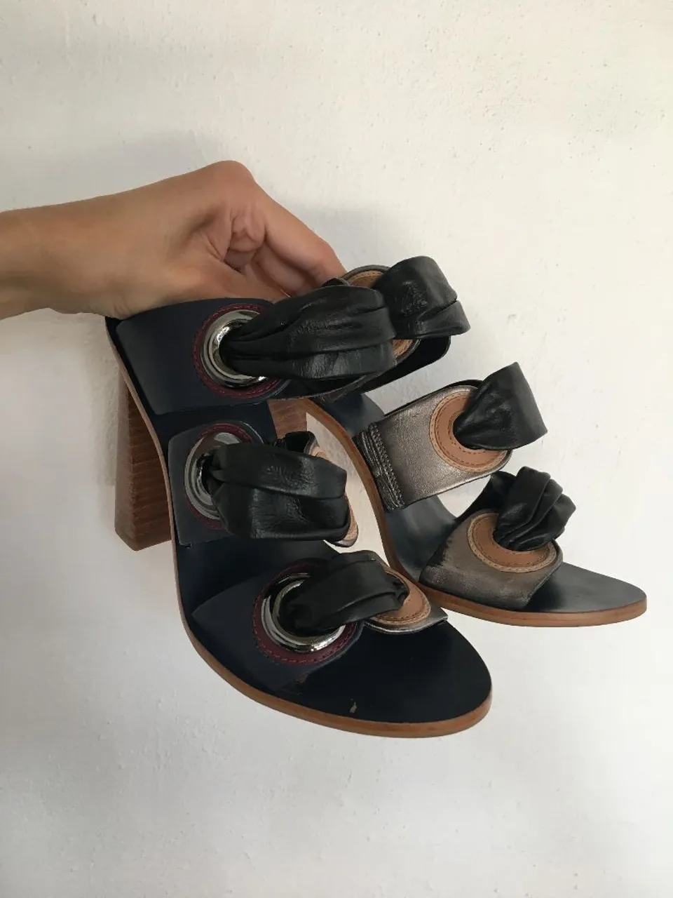 Sandália de Couro Azul com Detalhes Sofisticados
