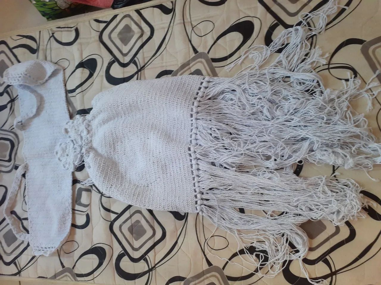 Vestido de crochê branco com franjas