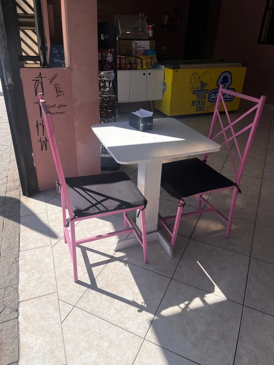 Conjunto de mesa e cadeiras para café