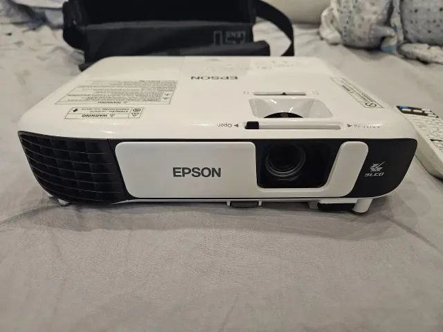 Projetor Epson Powerlite S41+ super novo com Bolsa + Tela automatica 100 polegadas - Foto 4