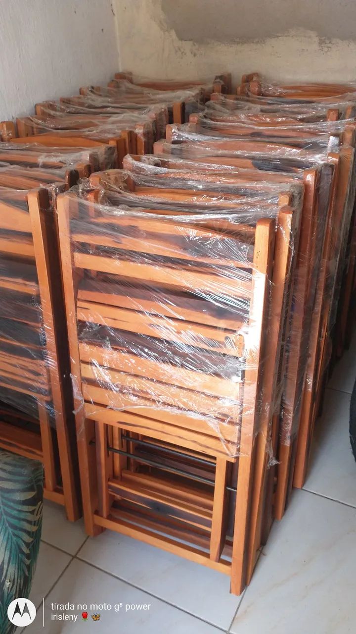 Mesa Dobrável Com Quatro Cadeiras Envernizada  - Foto 2