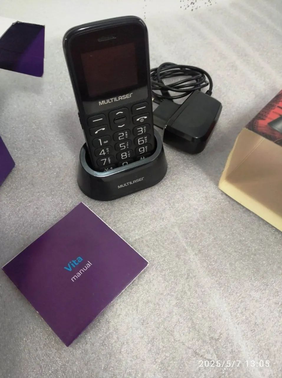 Celular p/ idosos: Multilaser Vita 4G com base, dual chip, botão SOS