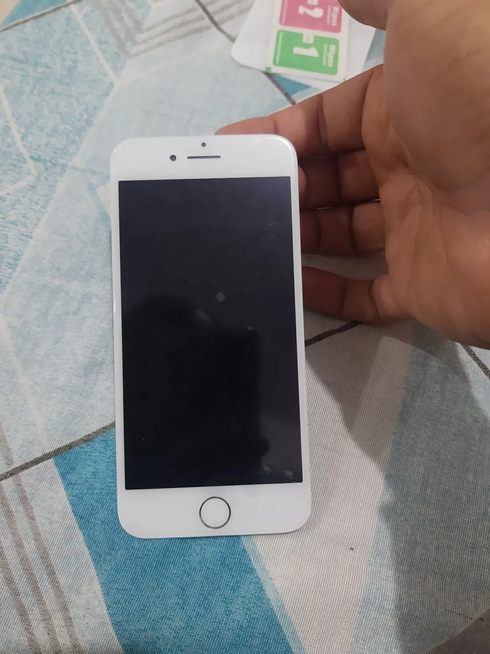 Tela do iPhone 7/8 branca.