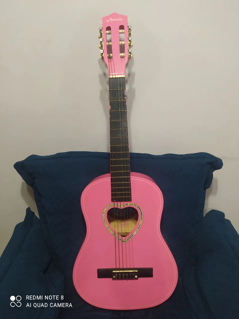 Violão Rosa com Detalhes Dourados