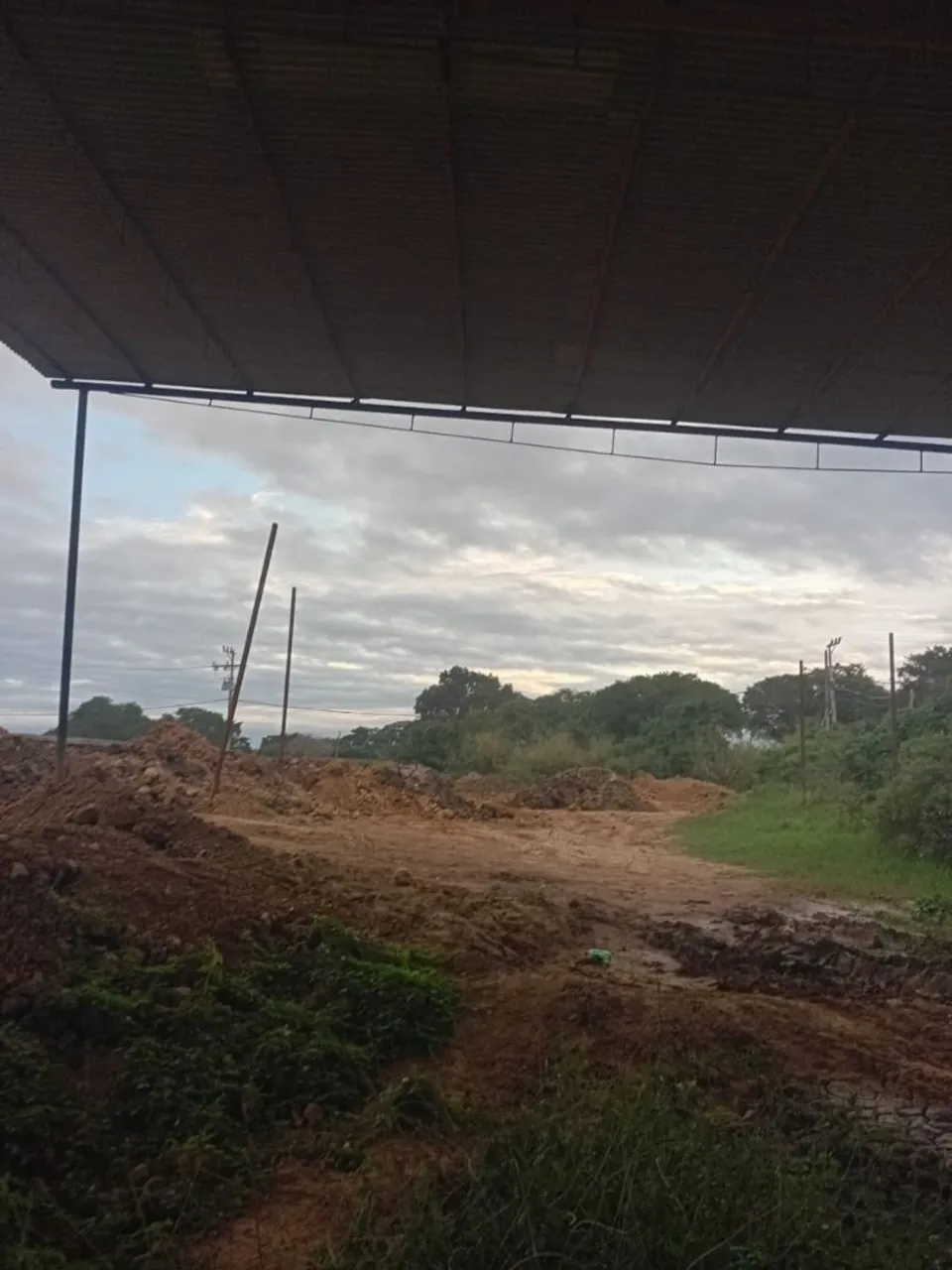 Terreno com galpão medindo 900m2