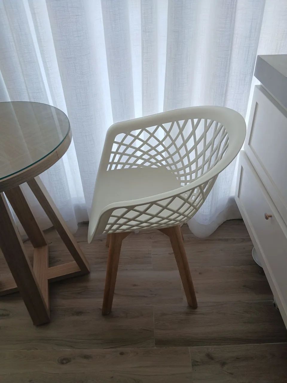 Conjunto mesa redonda com tampo de vidro 2 cadeiras com base em madeira  - Foto 2