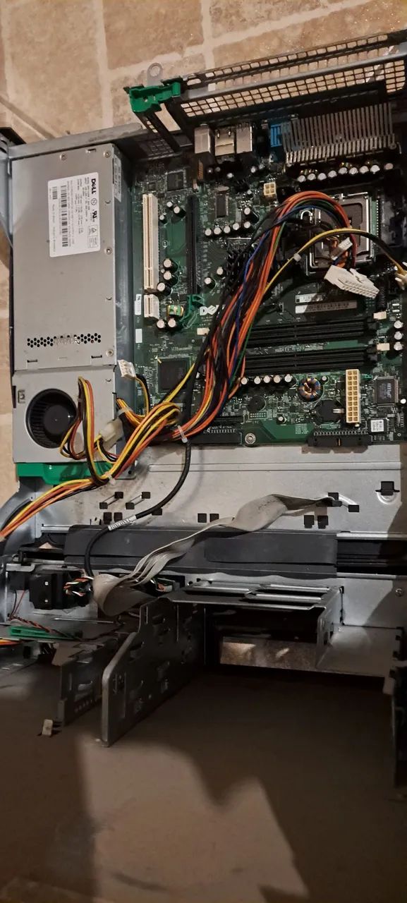 2 GABINETES COMPUTADOR DELL PARA PENTIUN 4 COM PLACA MAE E FONTE  SEM PROCESSADOR