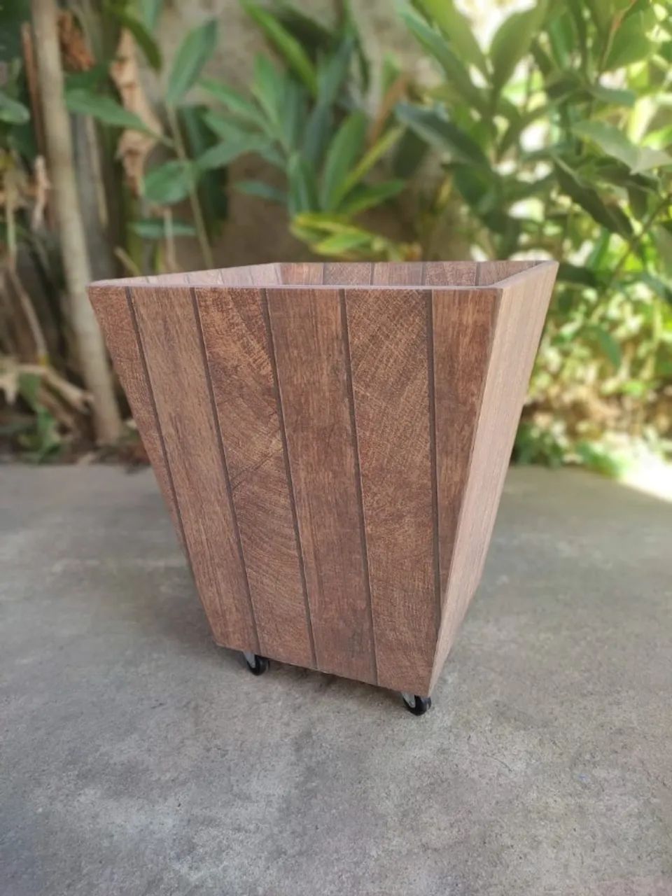 Vaso decorativo com rodinhas