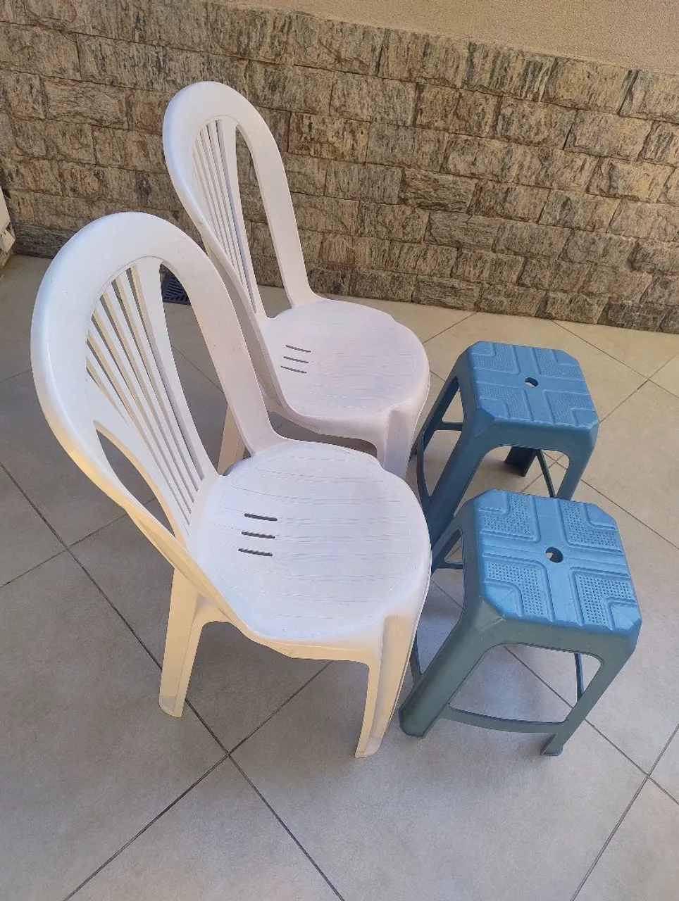 Conjunto de cadeira e banqueta