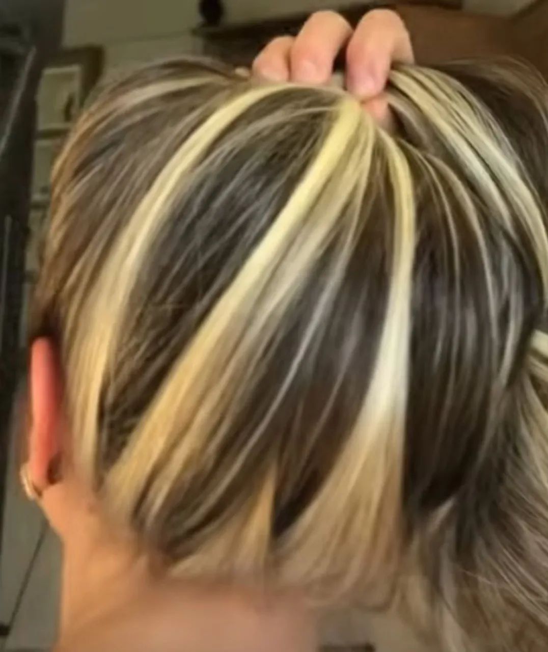 Cabelo loiro com mechas contorno.C especialista!
