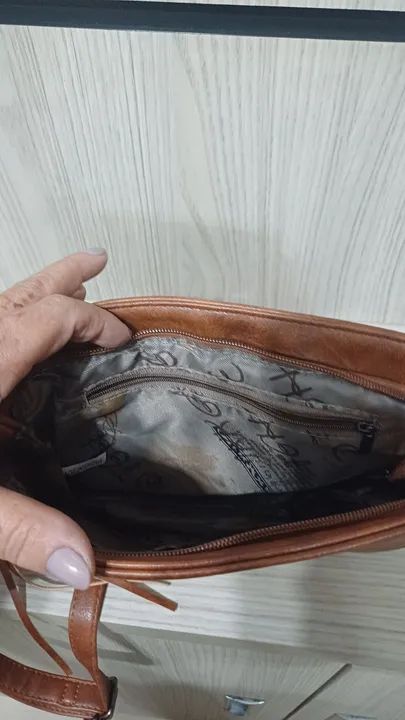Bolsa de ombro marrom com detalhes em metal - Foto 5