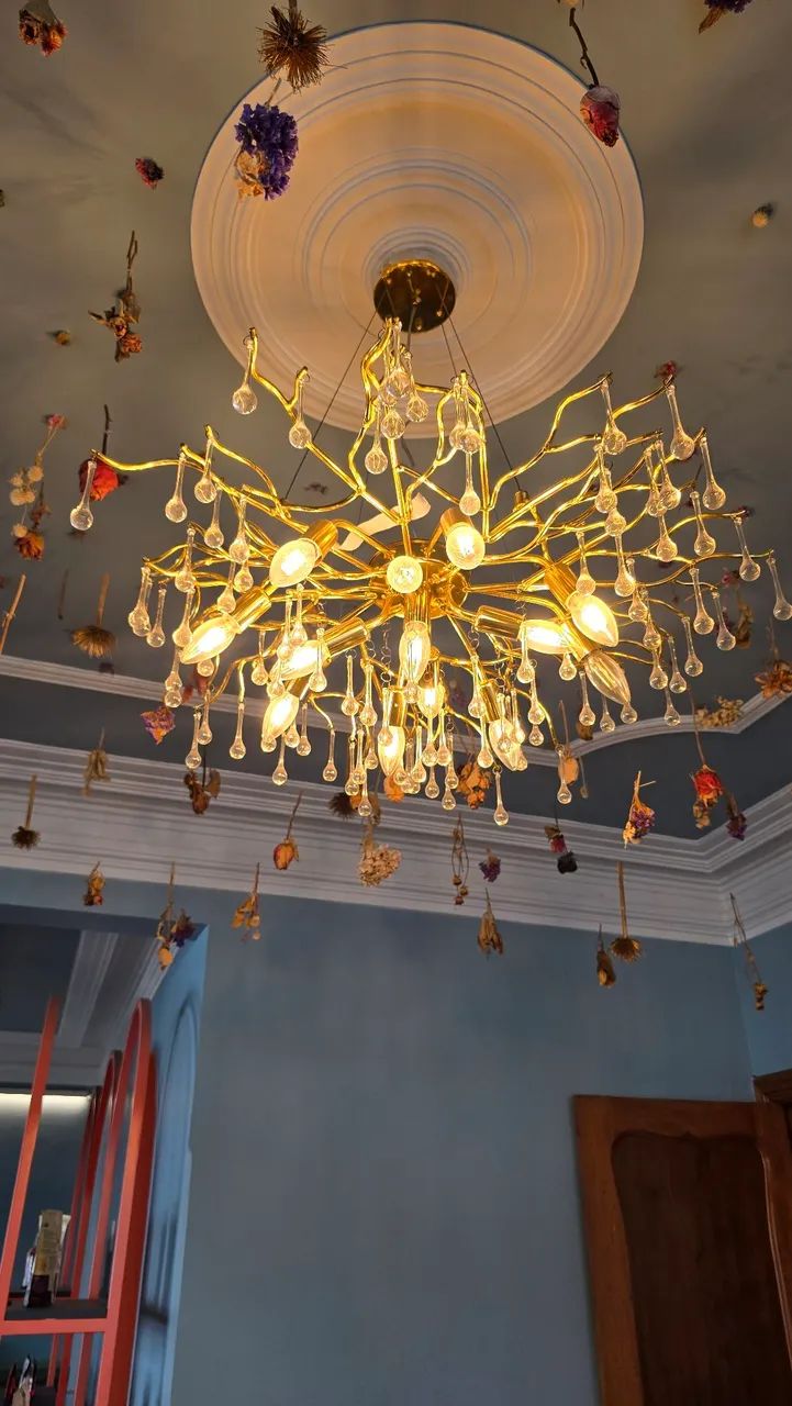 Lustre de Cristal Dourado Fall - Design Contemporâneo / Peça de Café Onir