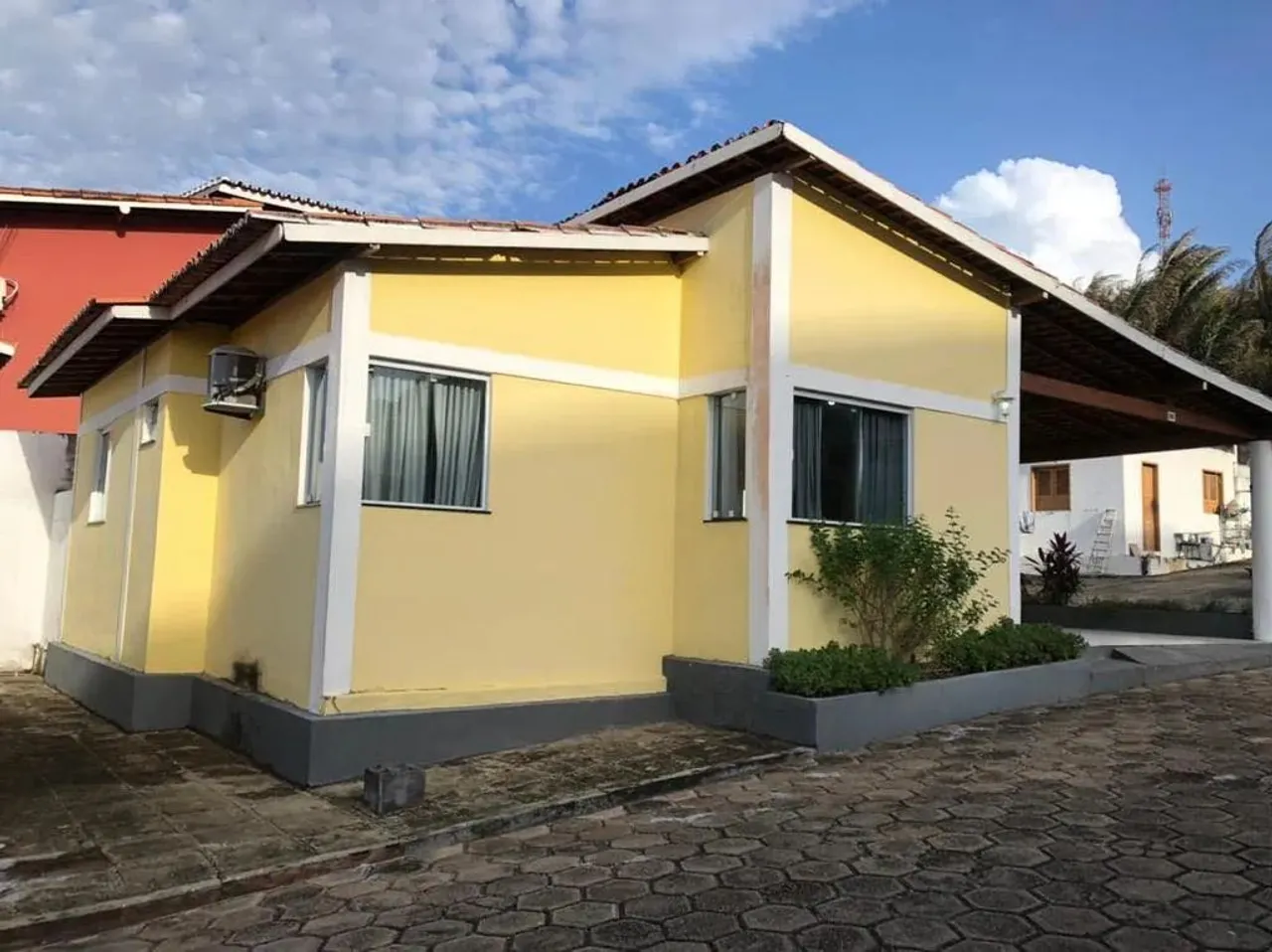 LOCAÇÃO DE CASA MOBILIADA 03 QUARTOS COND . FECHADO NA AV. LITORÂNEA | CALHAU*