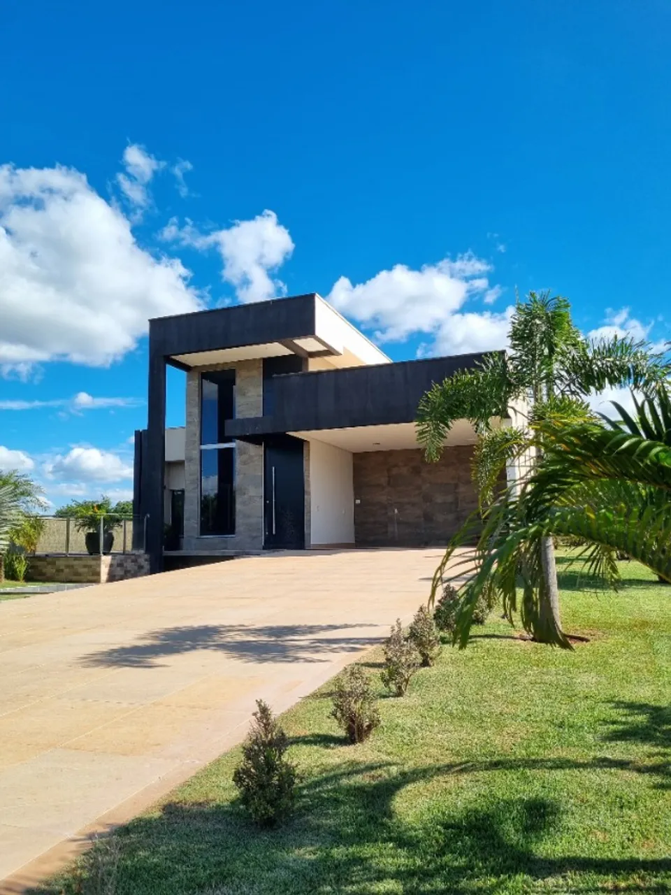 Casa Térrea 4 Suítes para Locação Condomínio Saída para Goianira