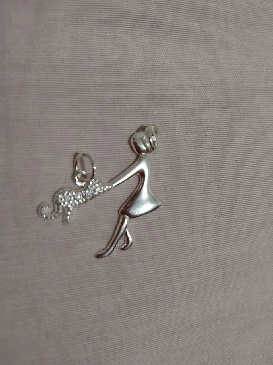 Pingente de prata com mulher e pet - Foto 2