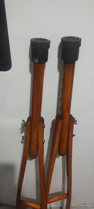 Par de muletas de madeira - Foto 4
