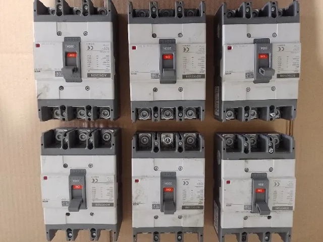 CAIXA MOLDADA WEG 3 X 200 A AGW Ue 1000 V UNID. R$ 300,00