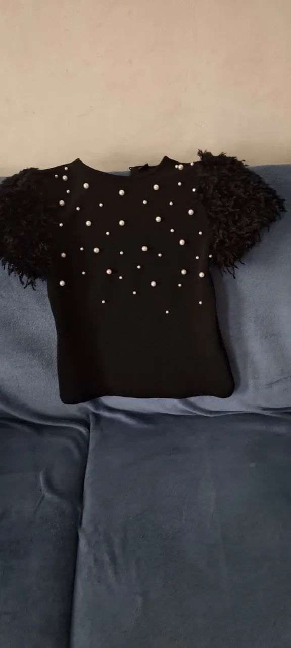 Blusa preta com detalhes em pérolas - Foto 2