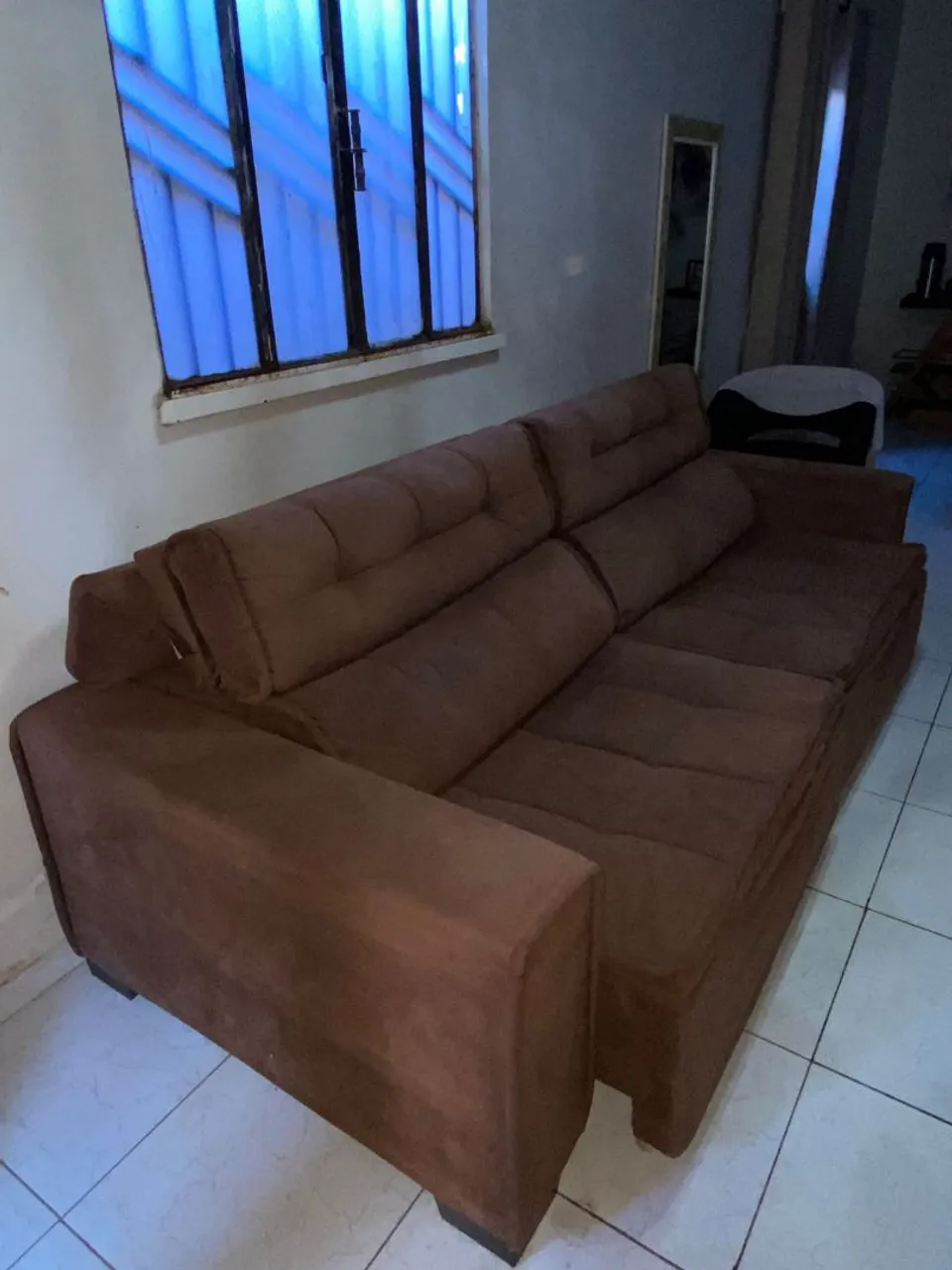 Sofá 2 lugares em tecido marrom