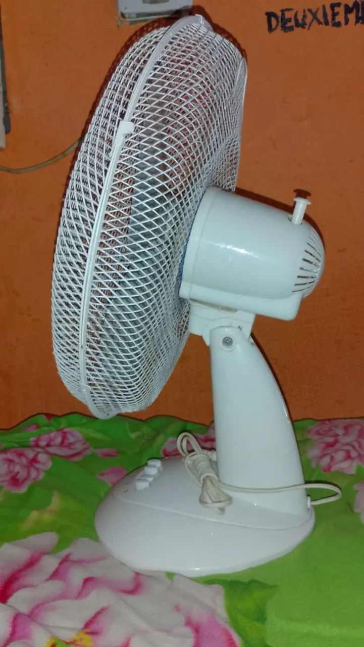 Ventilador 220 V com apenas 1 ano de uso funcionando perfeitamente. - Foto 3