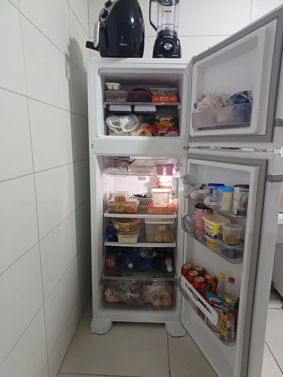 Geladeira com ótimo espaço interno
