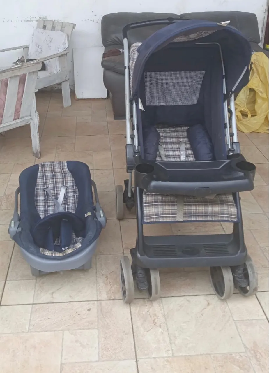 Carrinho de bebê e bebê conforto