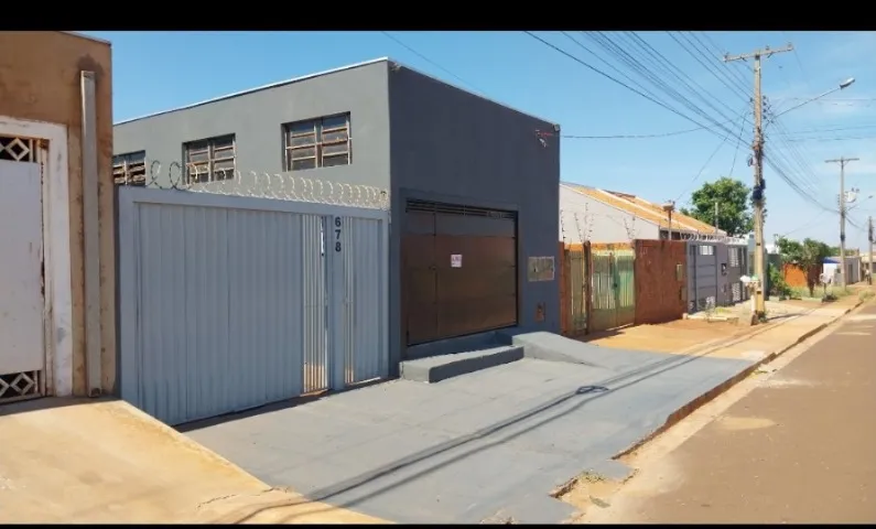 Casa com 2 quartos e salão comercial na frente com de 72(m²)