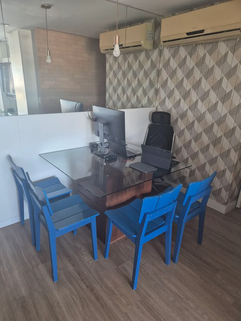 Mesa de escritório com cadeiras azuis e Sofá