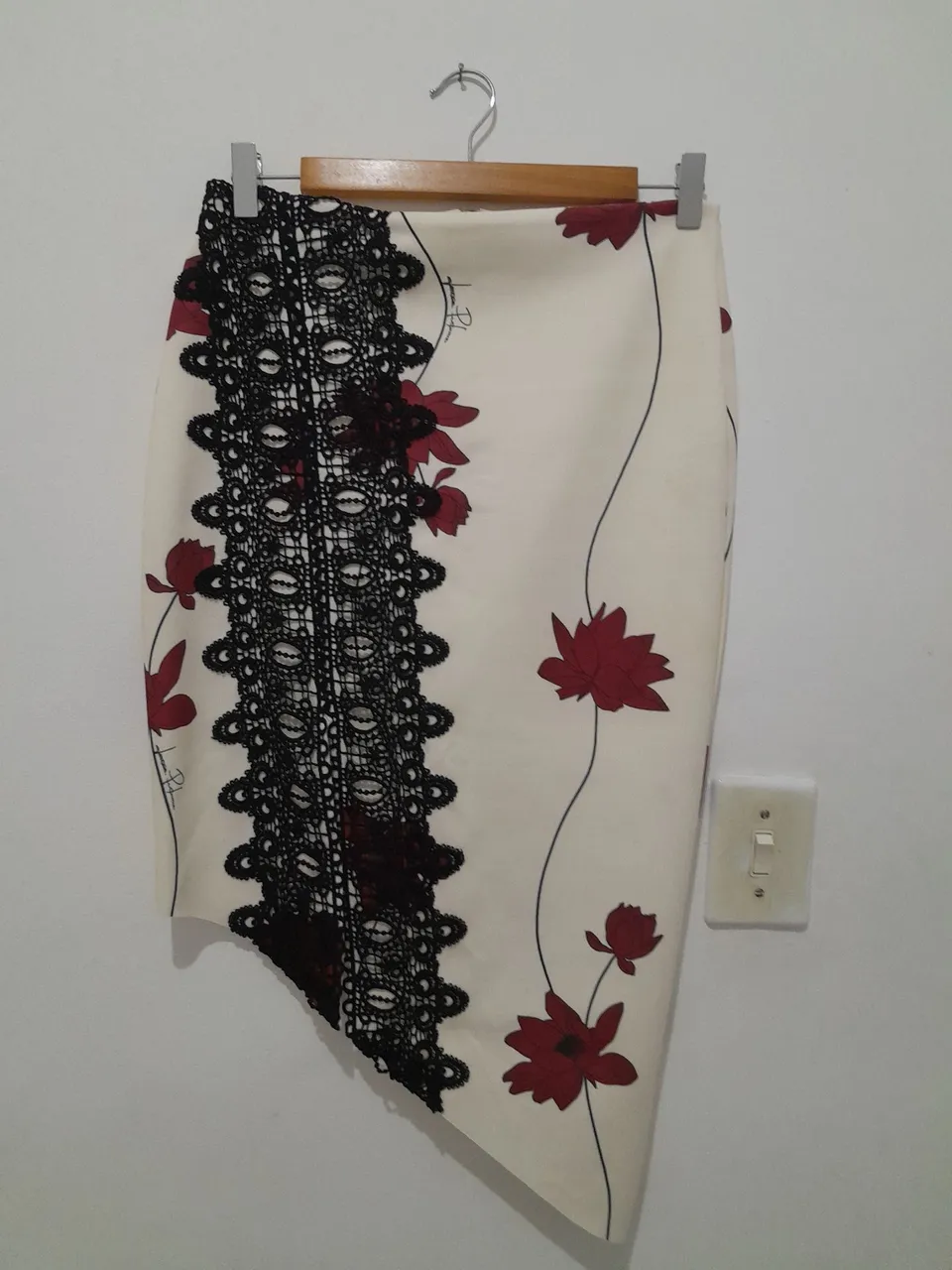 Saia Floral com Detalhe em Renda Preta