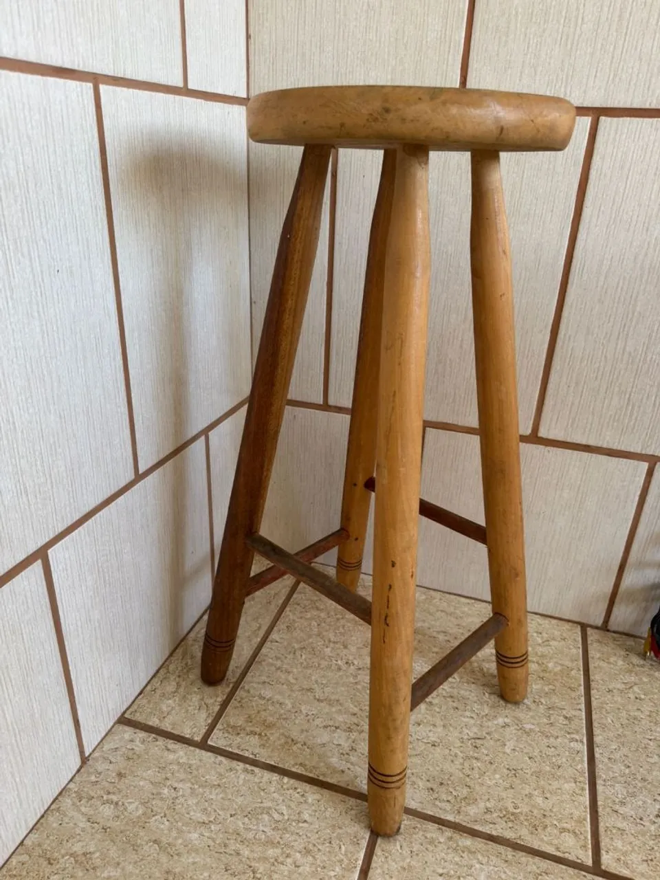 Banqueta de madeira rústica