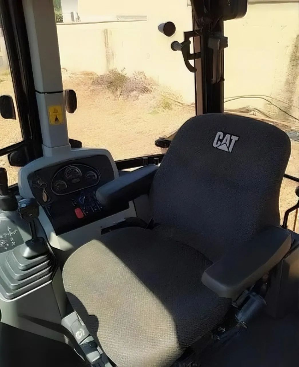 RETROESCAVADEIRA CATERPILLAR MODELO 416F2 4X4 ANO 2017 - Foto 6