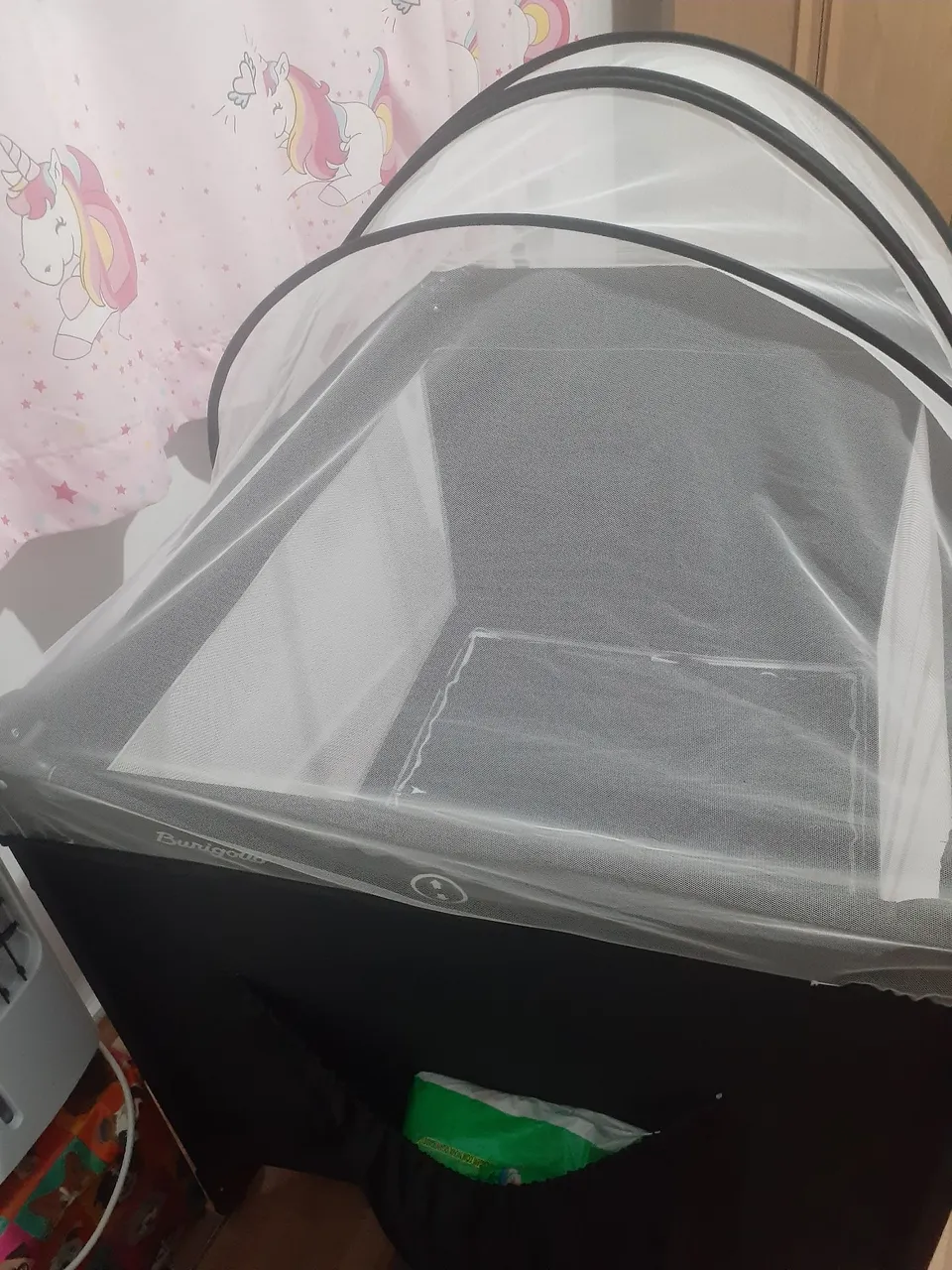 Berço portátil com mosquiteiro