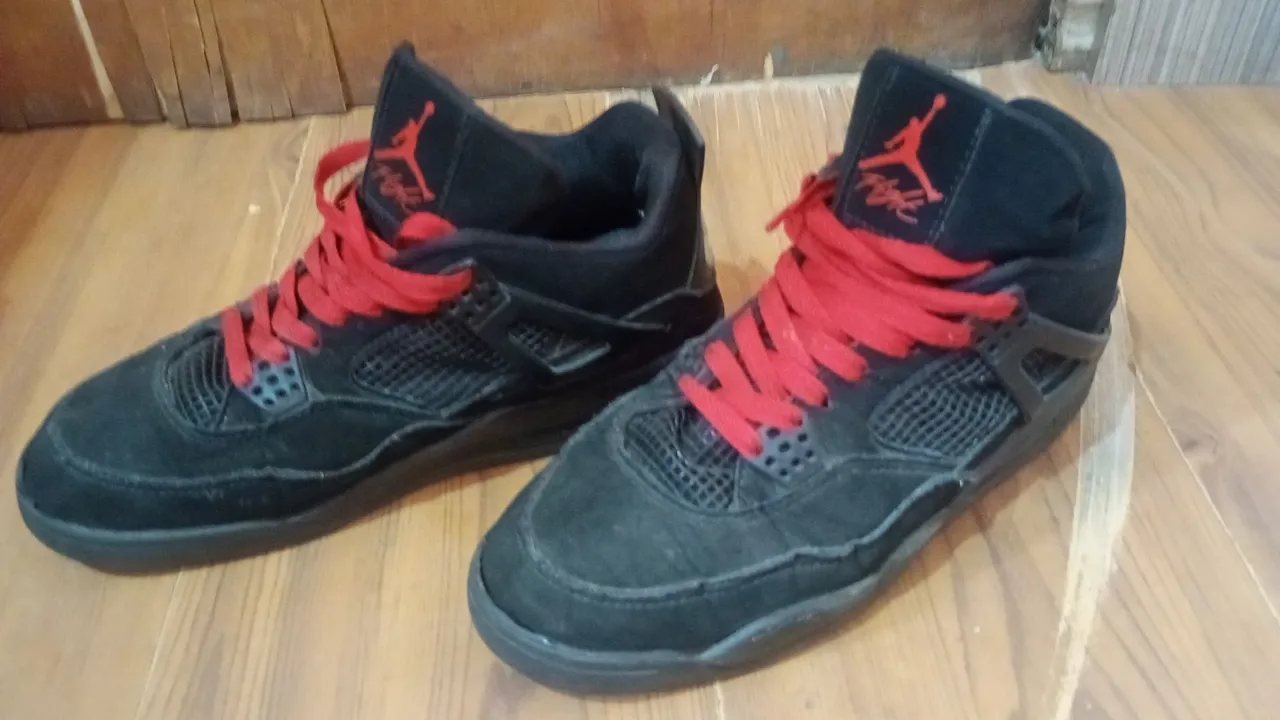 Air Jordan 4 Retro - Preto com detalhes em vermelho