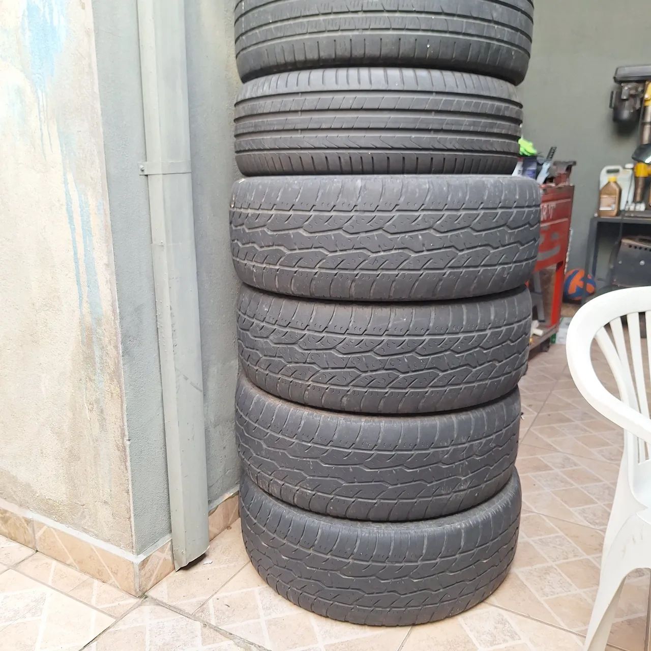 Jogo de pneus 18 da Amarok e jogo de p eus aro 17 do jeep renegade. 