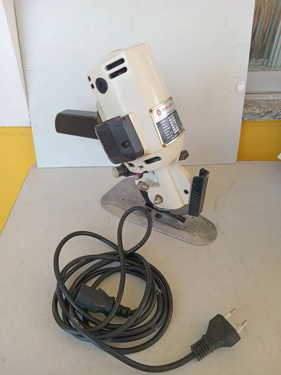 VENDO MÁQUINA DE CORTE DE TECIDO SINGER