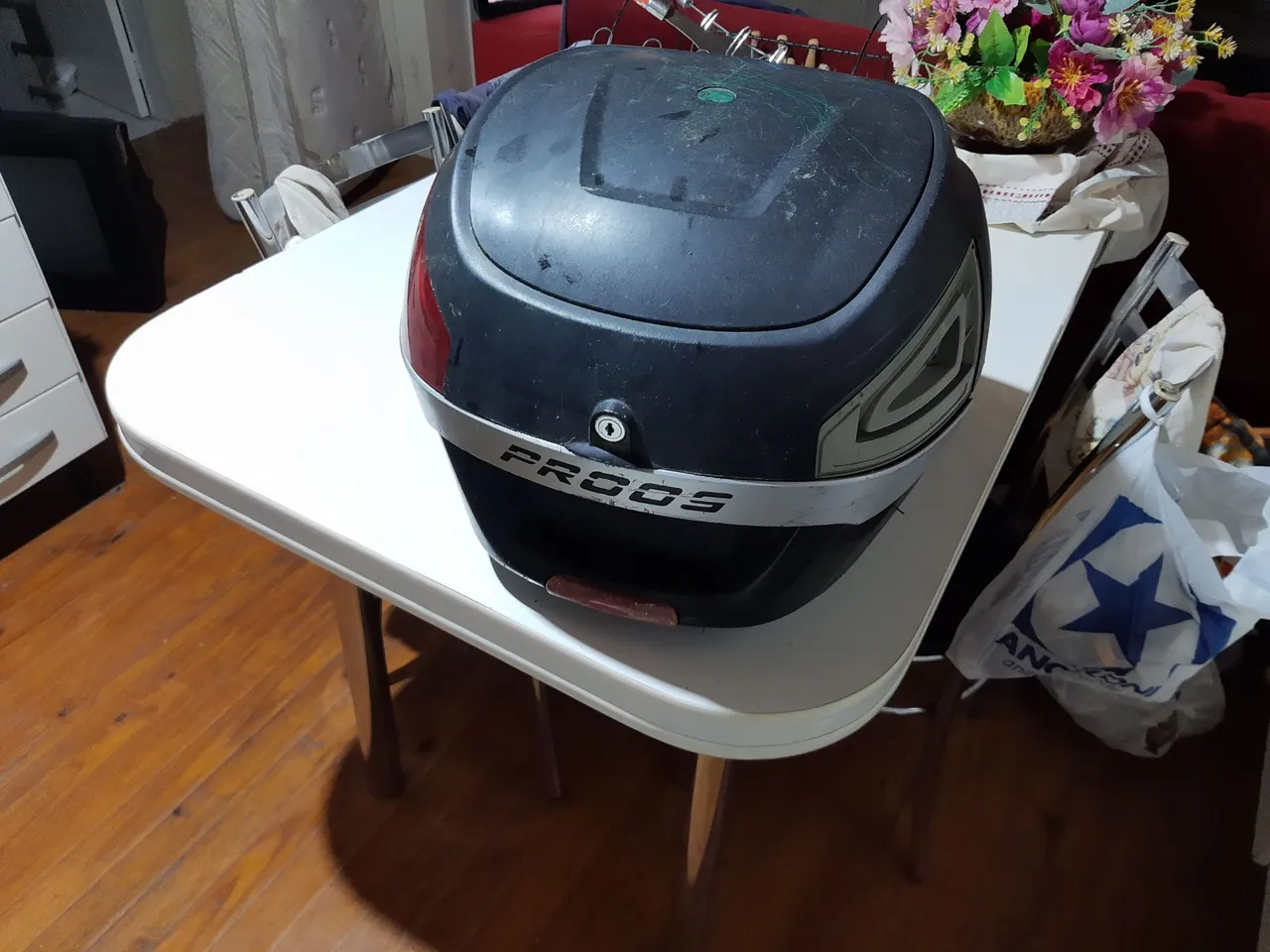 Baú para moto PROGS... Falta uma lente. Não tenho o suporte...