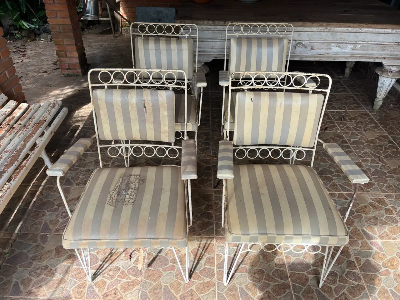 Mesa de ferro com cadeiras  - Foto 2