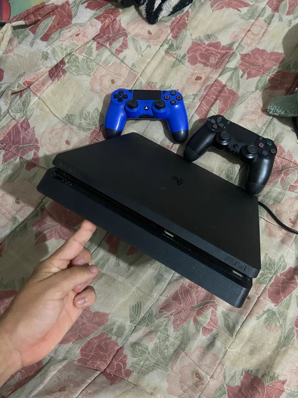 PS4 slim com vários jogos 