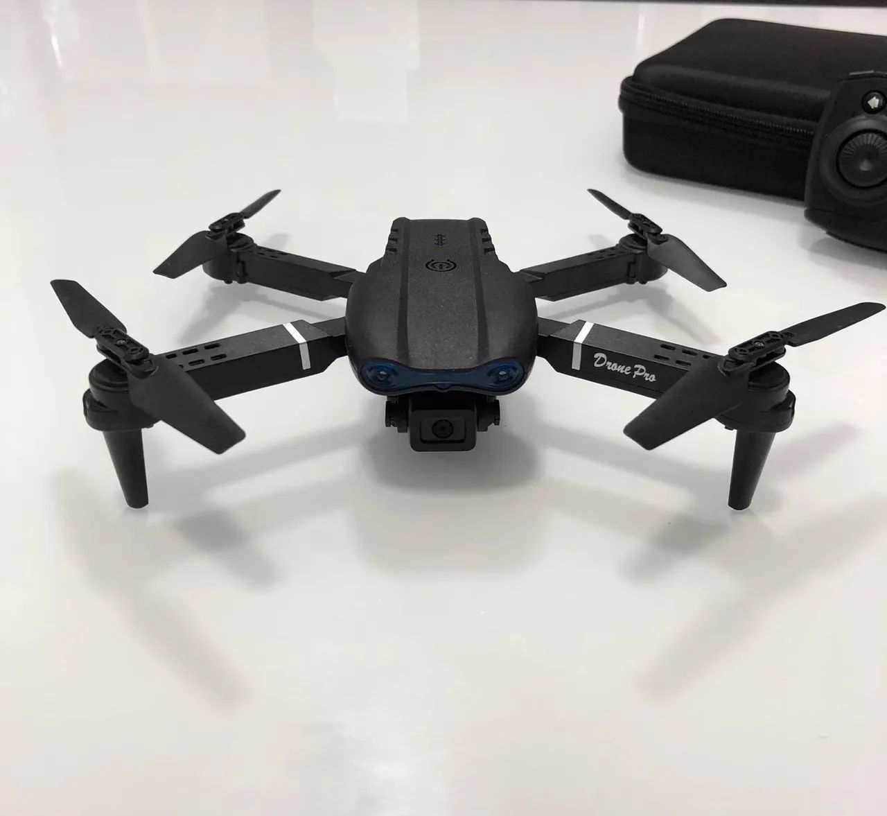Mini drone E88 faz manobras  - Foto 5