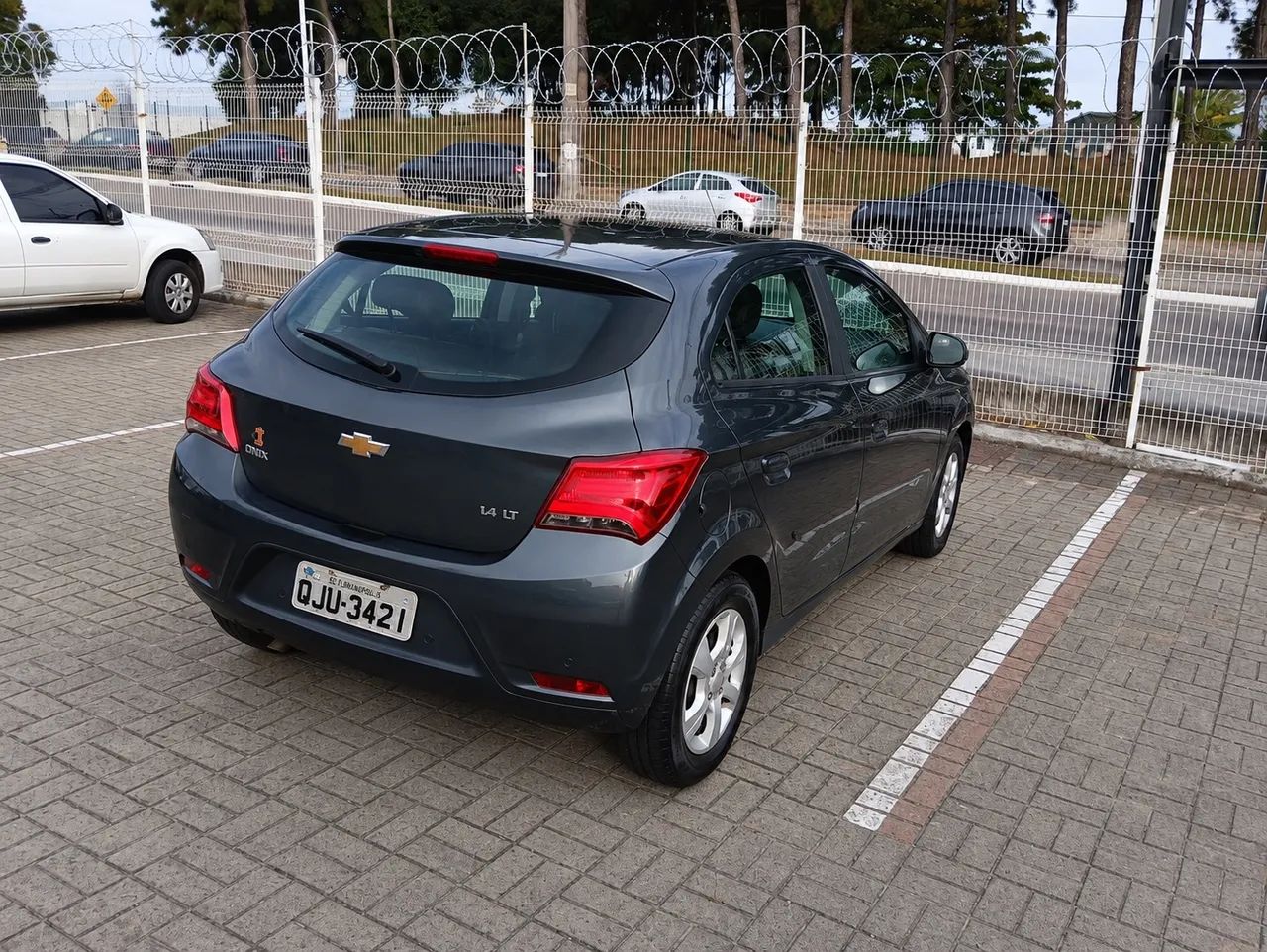Chevrolet Onix Hatch LT 1.4 8V Flex Mec. 4P 2019 - Foto 4