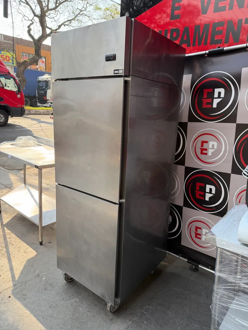 VENDO UMA GELADEIRA VERTICAL 2 PORTAS MACOM SEMI NOVA - Foto 3