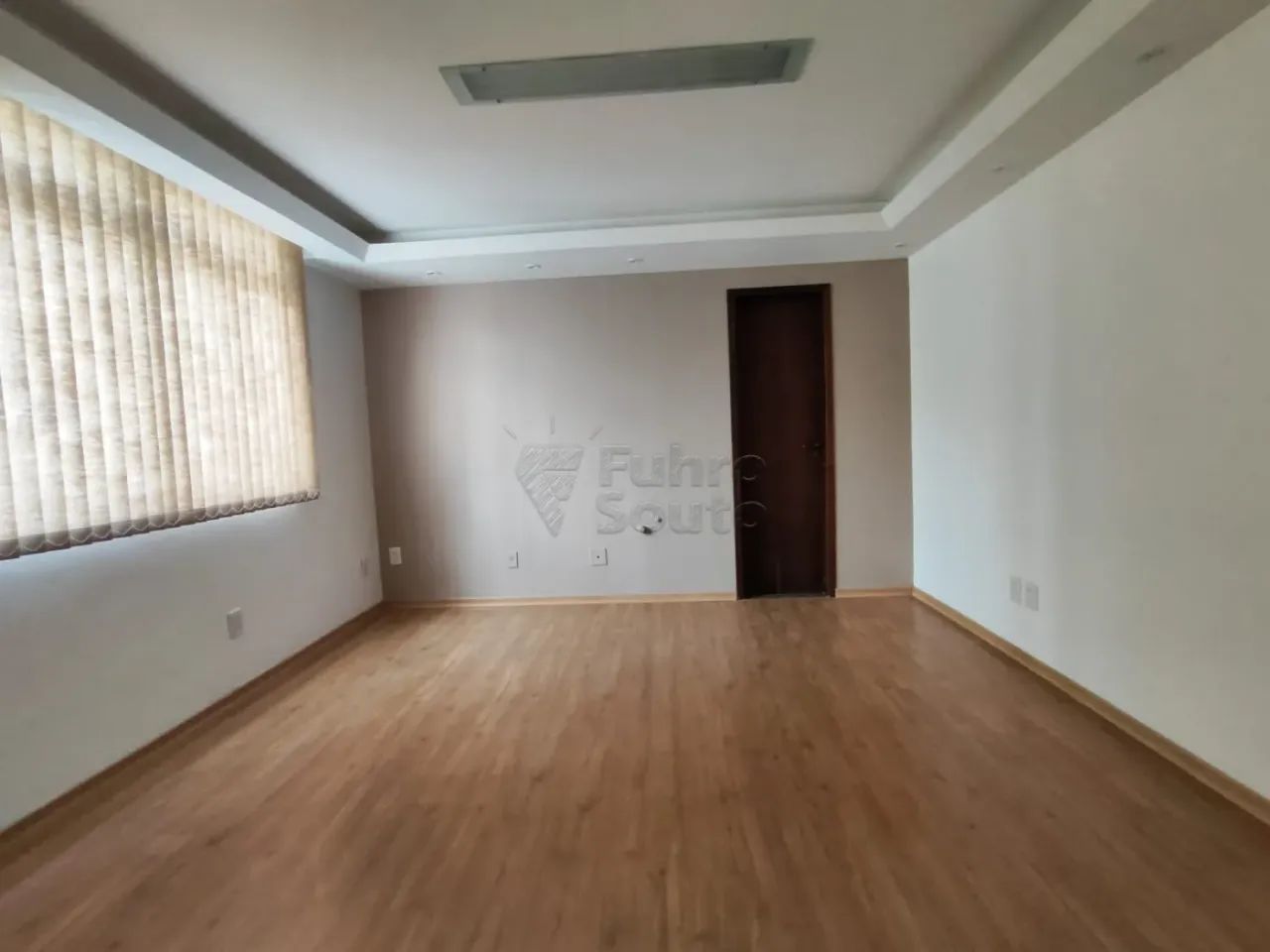 Ampla Sala Comercial no Edifício Diplomata - Centro de Pelotas Para Venda e Aluguel. - Foto 2