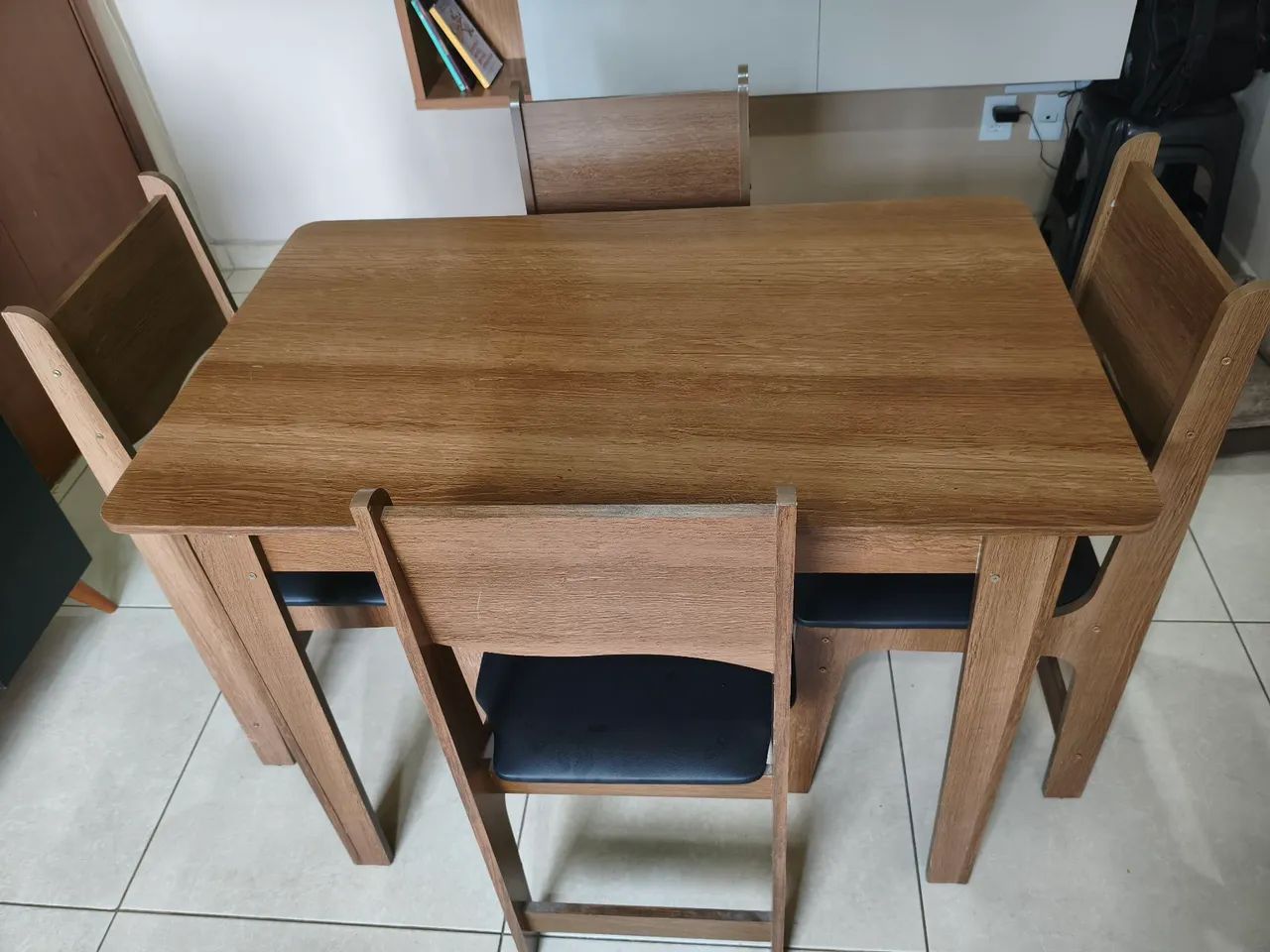 Vendo mesa 4 cadeiras - Foto 3