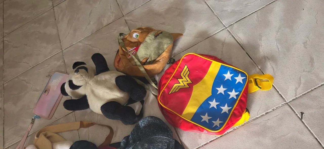Lote bonés e mochilinhas - Foto 3