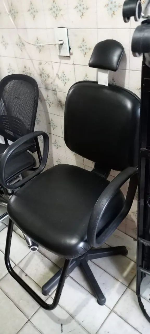 Cadeira de Salão couro preto  - Foto 2