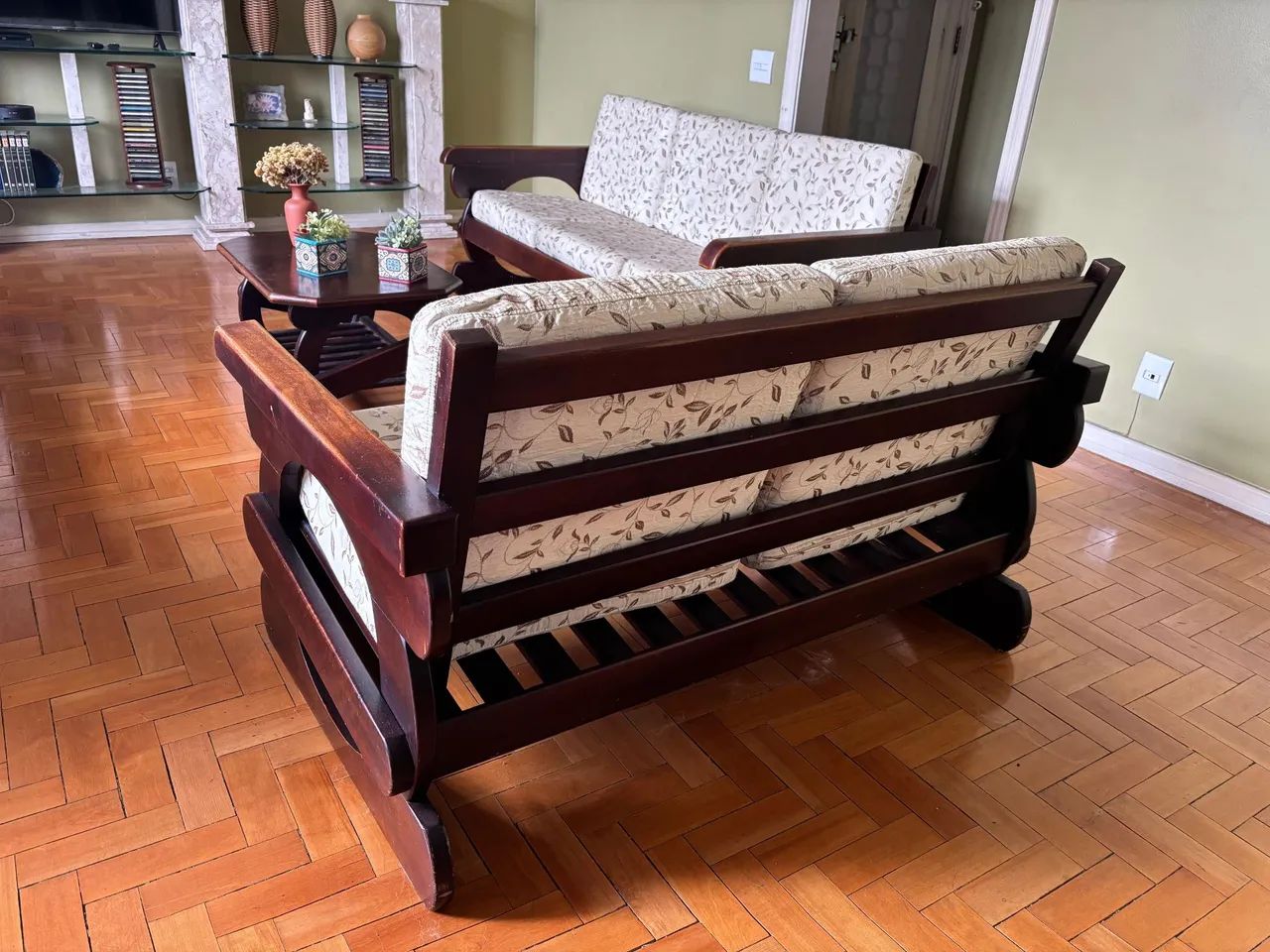 Sofá 2 e 3 lugares em madeira de Gramado  - Foto 2