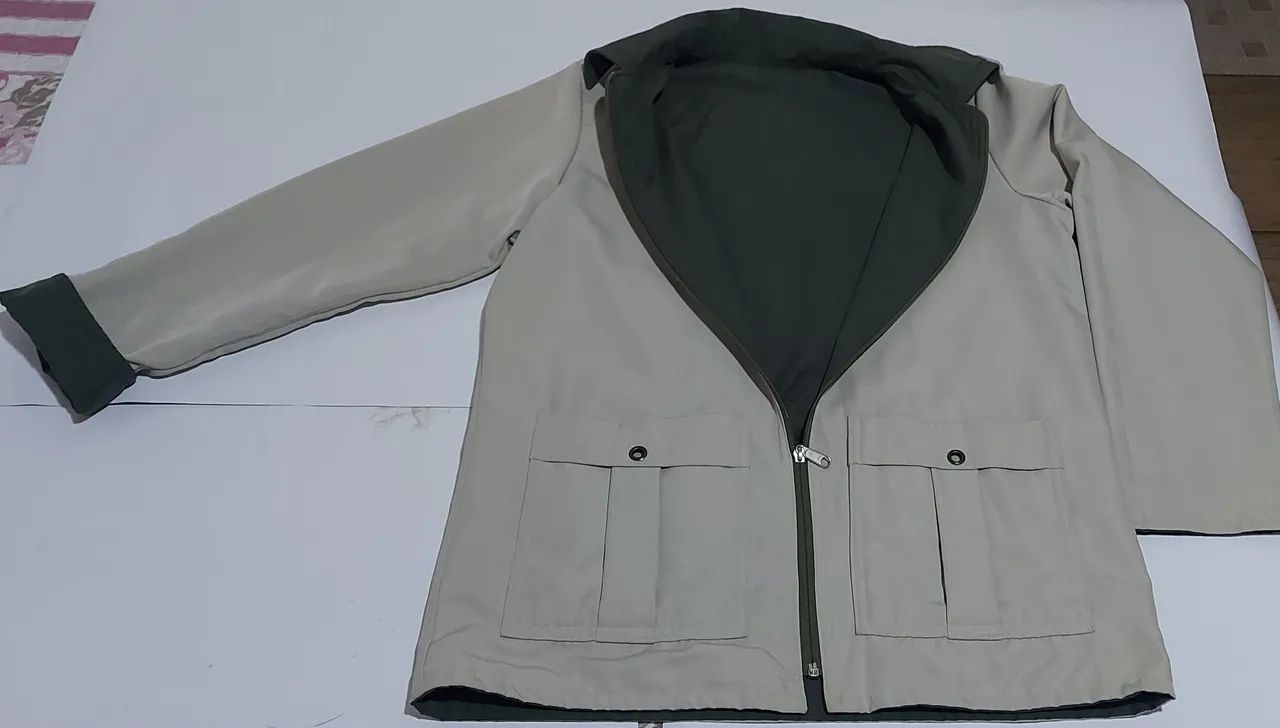 Jaqueta Dupla Face verde/ bege com 2 bolsos grandes e zíper.  - Foto 4