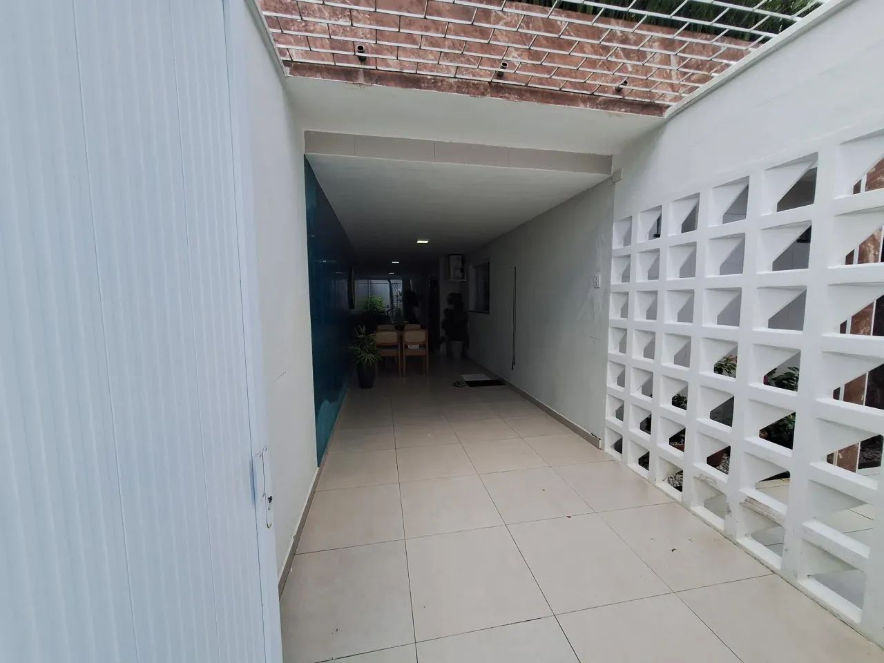 Casa duplex em rua privativa com 5 quartos (2 suítes) com apart e sala comercial - Foto 2